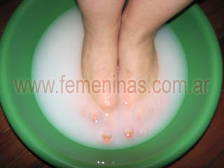 Remojar los pies en agua y sales especiales para pies